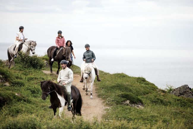 Opplev vakre Gimsøya i Lofoten på hesteryggen. Foto: Marius Beck Dahle 