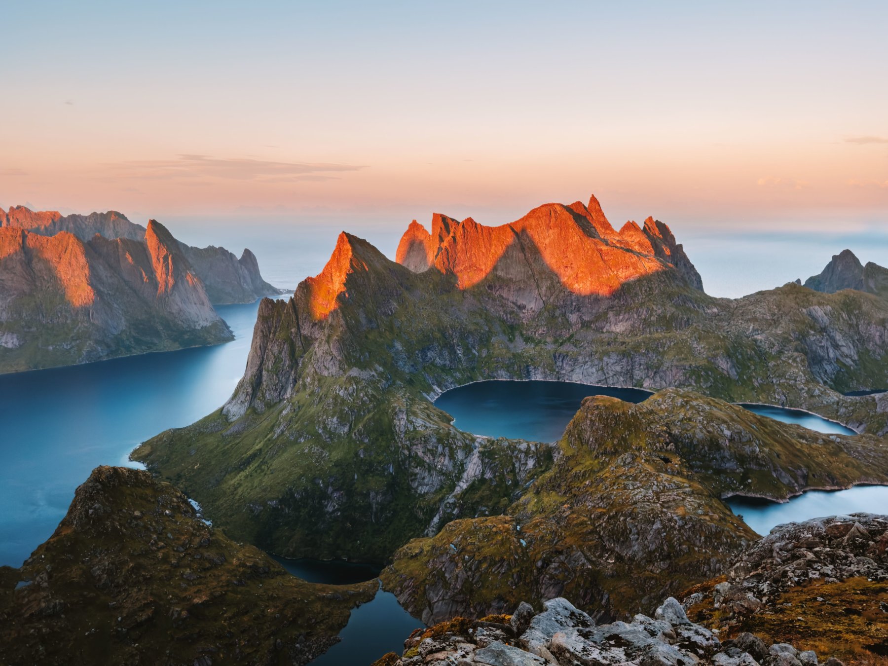 Les Lofoten sous la lumière estivale