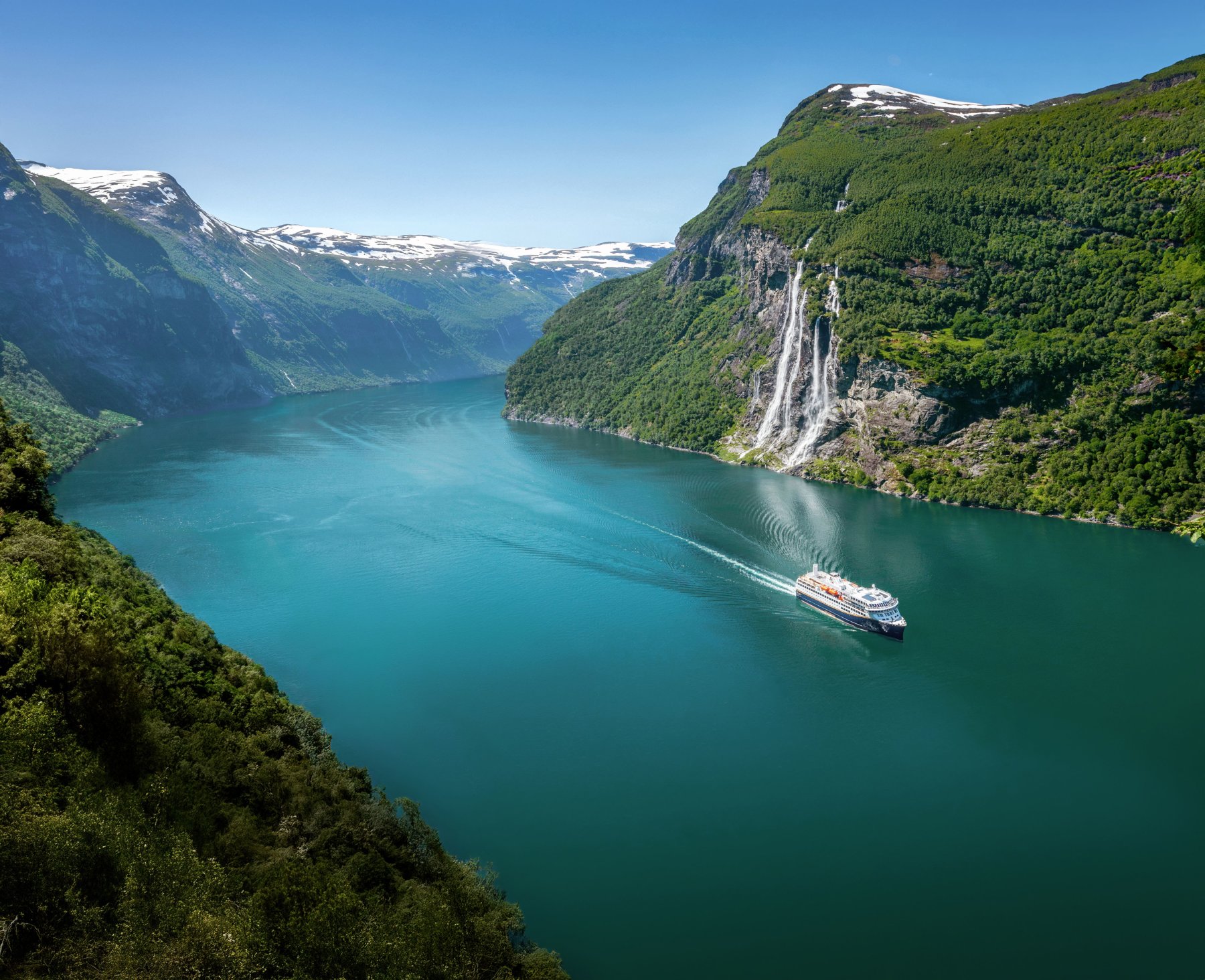 Un navire Havila navigue dans le Geirangerfjord