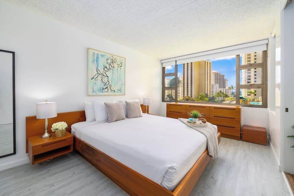 Waikiki Banyan 7th Floor