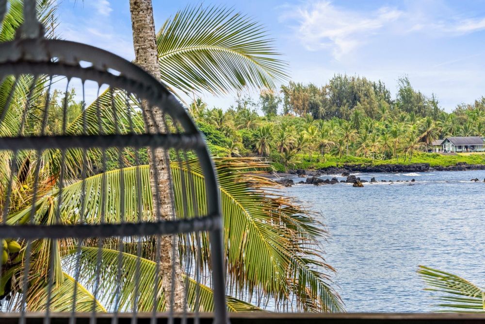 Manini Oceanfront Cottage