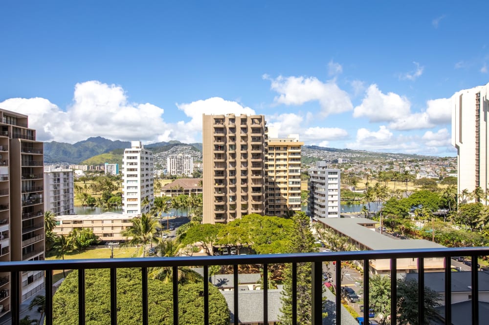 Waikiki Banyan: Standard One-Bedroom 