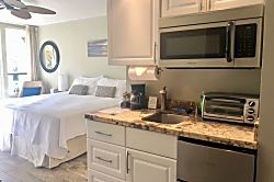 Blue Sky Escapes Studio Beachside Retreat