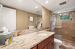Royal Mauian 218