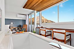 Diamon Head Beach Hotel 1402