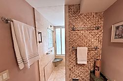 The Gold Coast of Waikiki - Bathroom