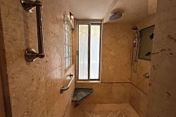The Gold Coast of Waikiki - Bathroom
