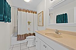 Red 'Ohana 3BD, Waimea, Hawaii - Bathroom