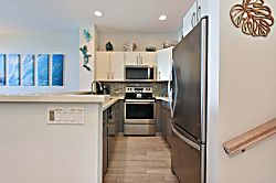 Napili Point B5 - Cook with ease in this updated kitchen featuring sleek stainless steel appliances, solid c