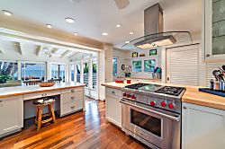 Niuiki Oceanfront Retreat