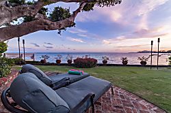 Niuiki Oceanfront Retreat