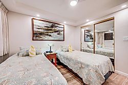 Royal Mauian 517