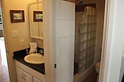 Kamaole Nalu 605 - Bathroom