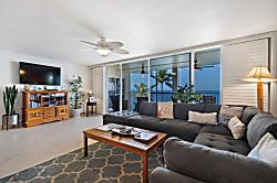 Royal Mauian 518 - Living area