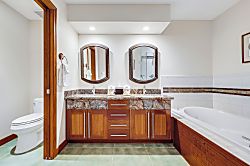 Makena Surf C-103 - Bathroom