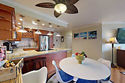 Kauhale Makai AC - Dining and kitchen