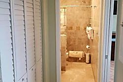 Kauhale Makai AC - Private bathroom and bed sliding doors