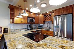 Kauhale Makai AC - Island style seating in kitchen