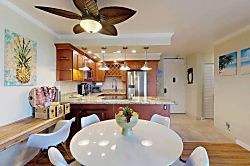 Kauhale Makai AC - Kitchen from Living room