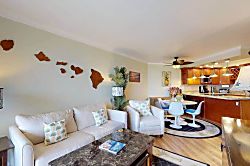 Kauhale Makai AC - Living room and kitchen