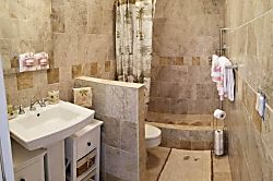 Kauhale Makai AC - 100% tiled bathroom and walk in shower