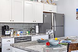 Waikiki Banyan 710 T1