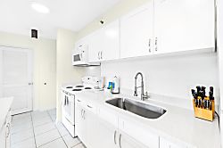 Waikiki Banyan 702 T1