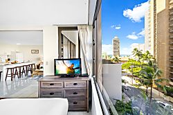 Waikiki Banyan 702 T1