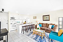 Waikiki Banyan 702 T1