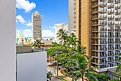 Waikiki Banyan 702 T1