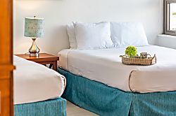 Waikiki Banyan 2205 T2