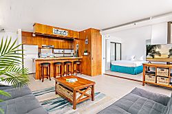 Waikiki Banyan 2205 T2