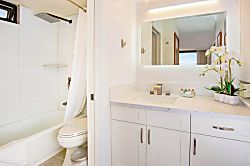 Waikiki Banyan 1802 T2