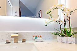 Waikiki Banyan 1802 T2