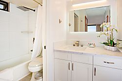 Waikiki Banyan 1802 T2