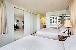 Waikiki Banyan 1 Bedroom