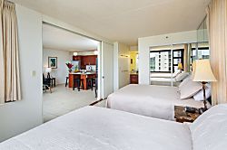 Waikiki Banyan 1 Bedroom