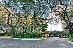 Mahana 114 - Mahana parking lot and entrance.