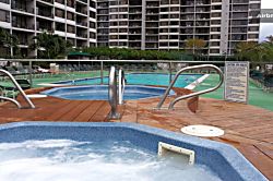 Waikiki Banyan 1213-1