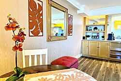 Royal Garden at Waikiki 1700