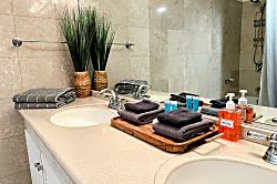 Royal Garden at Waikiki 1700