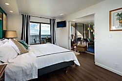 Lauloa 212 - Wake up to paradise! Our master bedroom offers stunning ocean views right from your comfy
