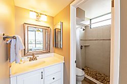 Kihei Akahi D-315 - Master bathroom