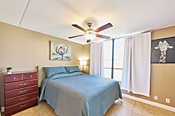 Kihei Akahi D-315 - Master bedroom with California king bed