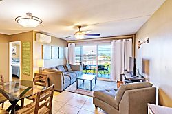 Kihei Akahi D-315 - Living room area