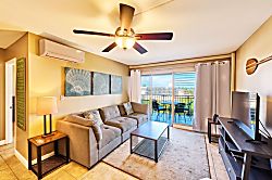 Kihei Akahi D-315 - Living room area