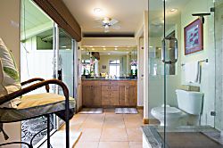 Hale Laule'a - Master bathroom