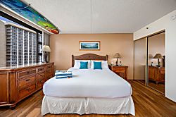 Waikiki Banyan 2806 T2