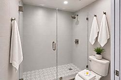 Waikiki Banyan Plumeria Suite - Remodeled shower and amenities