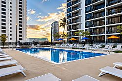 Waikiki Banyan Plumeria Suite - Newly remodeled in 2025 this fantastic rec deck has heated pool, 3 hot tubs, BBQ, tennis a